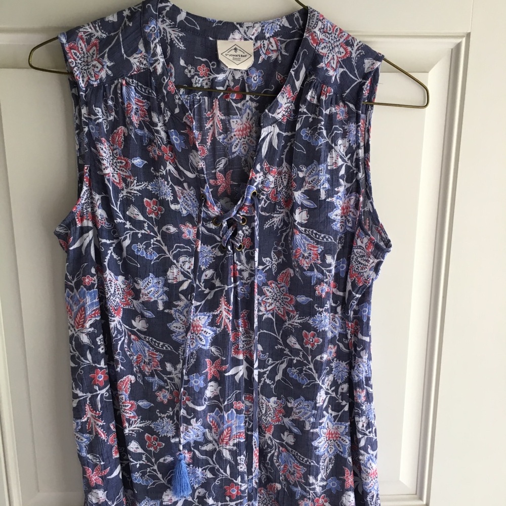 Sleeveless shirt